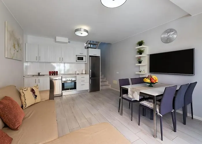 Detached 3-story Home, Seafront And Apartment *