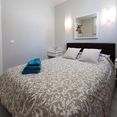 Detached 3-story Home, Seafront And 플라야데라스아메리카스