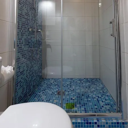 Διαμέρισμα Detached 3-story Home, Seafront And *