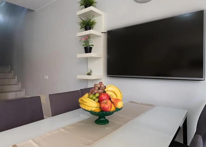 Detached 3-story Home, Seafront And 公寓 *