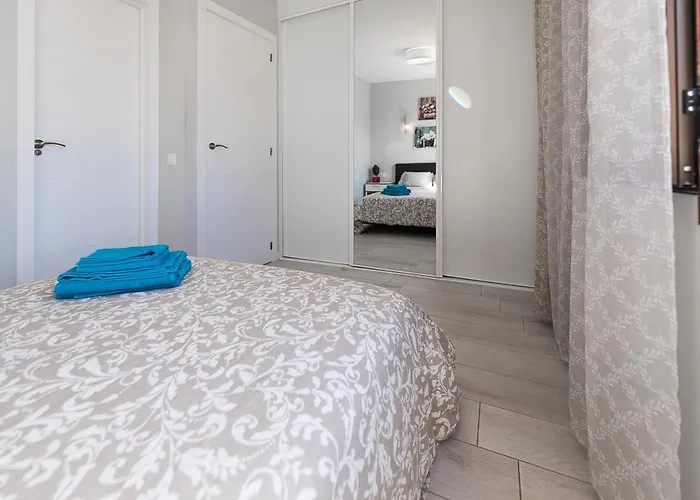 Detached 3-story Home, Seafront And 公寓 *