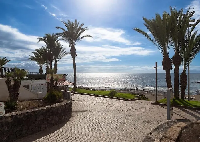 Διαμέρισμα Detached 3-story Home, Seafront And